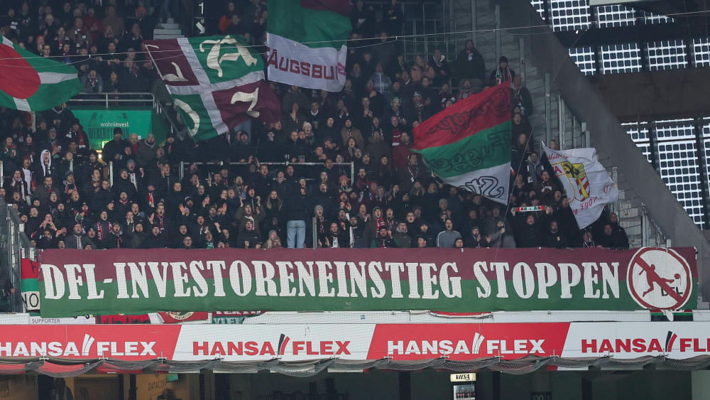 Sprachen sich in Bremen deutlich gegen einen DFL-Investor aus: Fans des FC Augsburg.