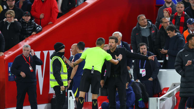 17 września 2025 r., Liverpool: Liverpool, Anglia, 17 września 2025 r. Diego Simeone, menedżer Atletico Madryt, zostaje wyrzucony z boiska przez sędziego Maurizio Marianiego z Włoch po starciu z kibicami Liverpoolu za ławką rezerwowych podczas meczu Ligi Mistrzów UEFA pomiędzy Liverpoolem a Atletico Madryt na Anfield w Liverpoolu. (Źródło zdjęcia: © James Baylis/CSM via ZUMA Press Wire)