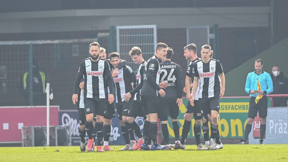 Der SC Verl jubelt über den Treffer zum 2:1.
