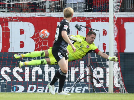 Nürnbergs Keeper Christian Mathenia hatte beim Freistoß von Erik Wekesser keine Chance.