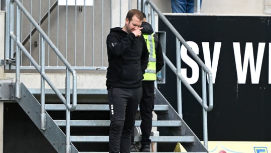 3. Liga - SV Wehen Wiesbaden - VfL Osnabrück am 28.09.2024 in der BRITA-Arena in Wiesbaden Trainer Pit Reimers (Osnabrueck) unzufrieden, enttäuscht, enttaeuscht, niedergeschlagen. *** 3 Liga SV Wehen Wiesbaden VfL Osnabrück on 28 09 2024 at the BRITA Arena in Wiesbaden Coach Pit Reimers Osnabrueck dissatisfied, disappointed, disappointed, dejected MT