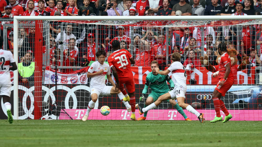 Gleich schlägt es ein hinter VfB-Keeper Florian Müller: Mathys Tel (#39) feuert den Ball bei seinem ersten Ligator in die Maschen.