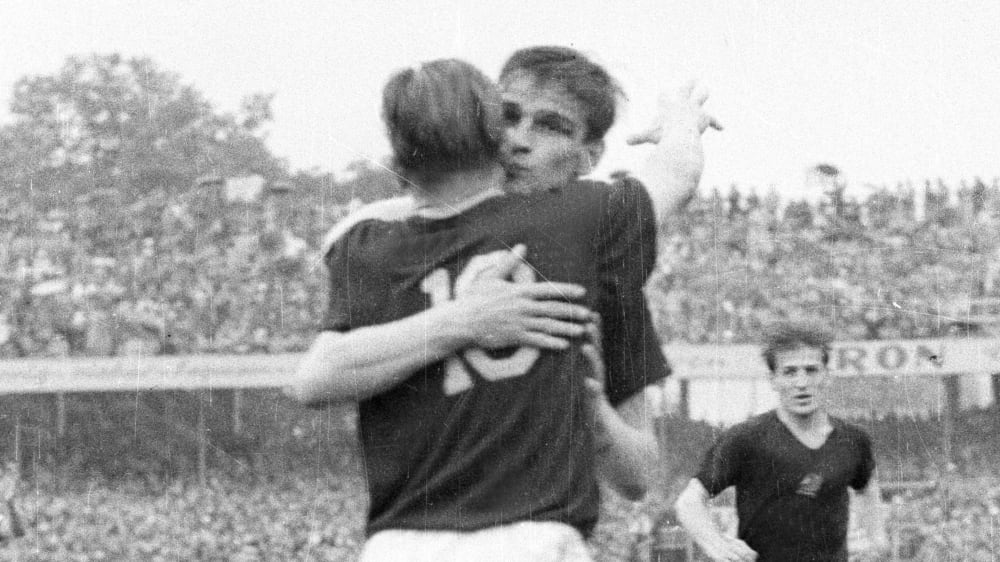 WM-Torsch&#252;tzenk&#246;nig Sandor Kocsis gratuliert Ferenc Puskas zu dessen vierten Treffer im Turnier von 1954 - der F&#252;hrung im Finale gegen Deutschland.