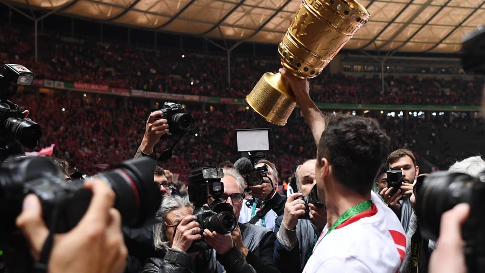 Robert Lewandowski mit dem DFB-Pokal