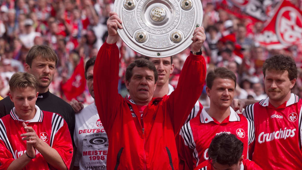 Otto Rehhagel pr&#228;sentiert die Meisterschale 1998 - der FCK hat als Aufsteiger den Titel geholt.