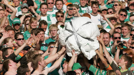 Die Bremer Fans feiern die Papierkugel.