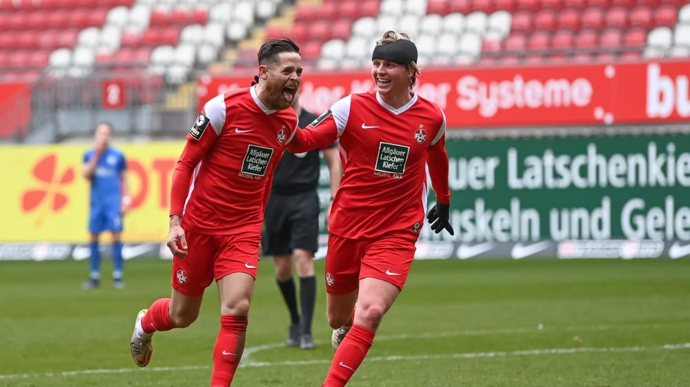 Kaiserslauterns Mike Wunderlich (li.) und Felix Götze feiern den Treffer zum 4:0 gegen den SV Meppen. 