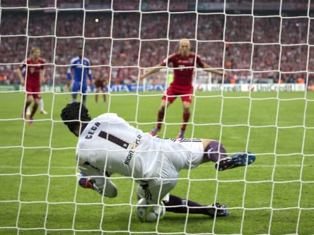 "Wow, richtig geraten": Petr Cech lässt Arjen Robbens Elfmeter nicht über die Torlinie.