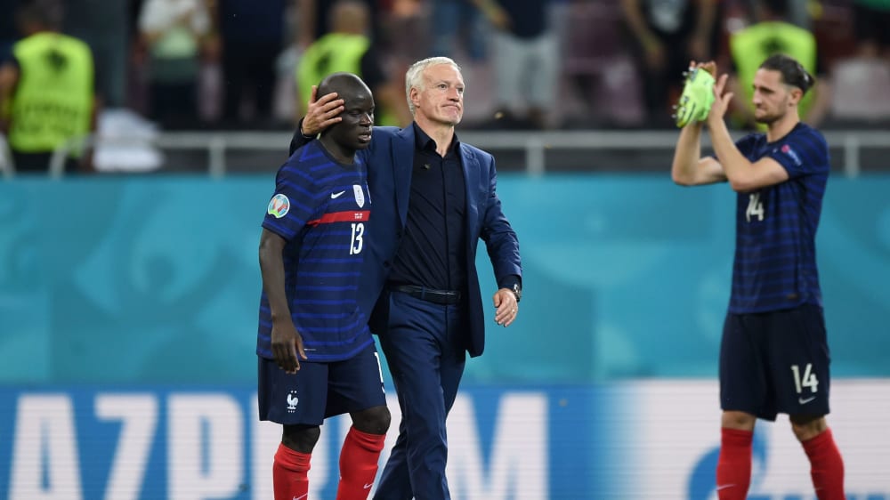 Wieder vereint: Frankreichs Nationaltrainer Didier Deschamps und N'golo Kanté.