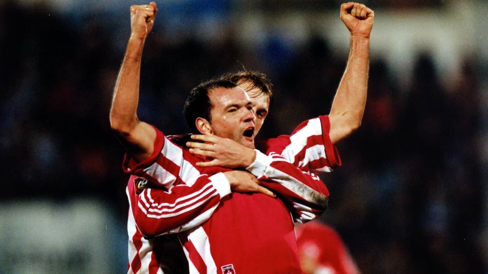 Uwe Rösler bejubelt im Dezember 1998 ein Tor für den 1. FC Kaiserslautern.
