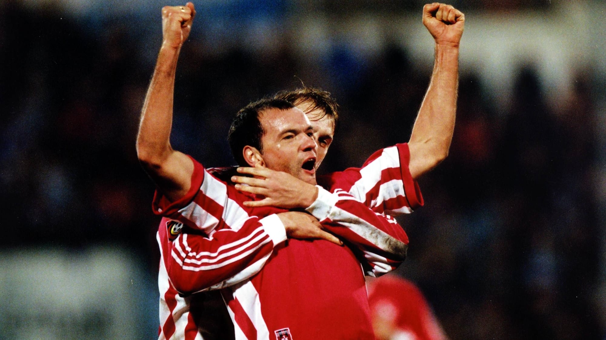 Uwe Rösler bejubelt im Dezember 1998 ein Tor für den 1. FC Kaiserslautern.