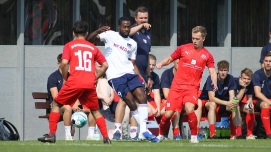 Er kennt seinen neuen Klub schon aus Trainings und Testspielen: Lennard Sowah (weißes Trikot) hat bei der TuS Dassendorf einen langfristigen Vertrag unterschrieben.