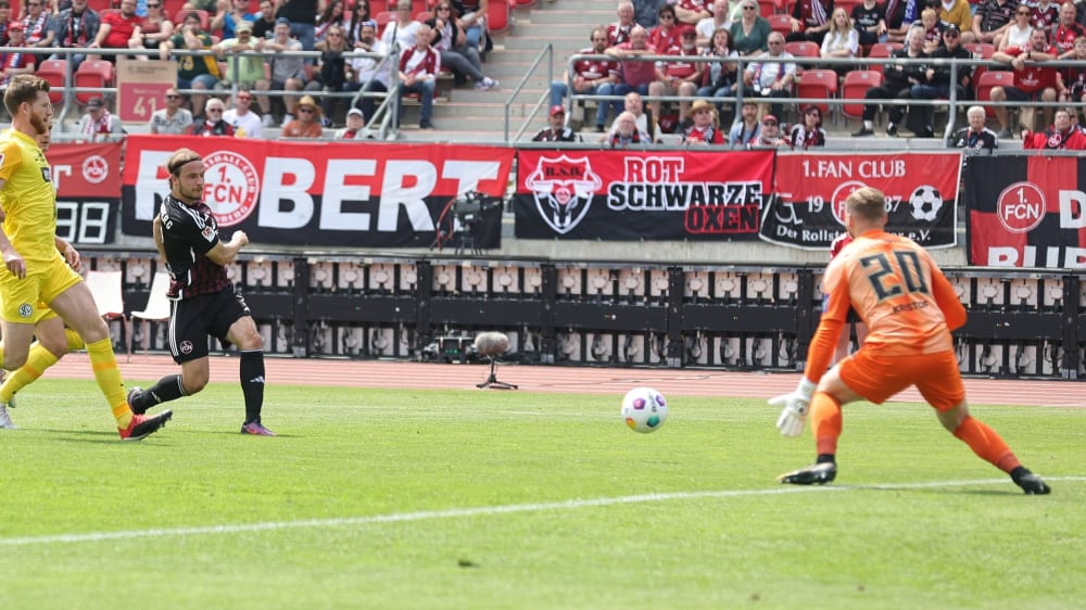 Das 1:0 für den Club: Felix Lohkemper lässt Nicolas Kristof keine Abwehrchance.