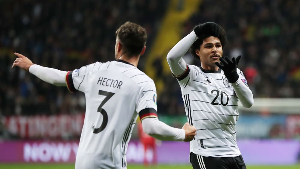 Gemeinsamer Jubel: Der zweifache Assistent Jonas Hector und der dreifache Torschütze Serge Gnabry (re.).
