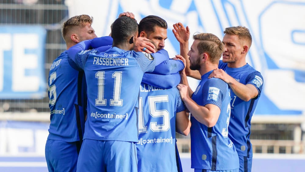 Jubelstimmung beim SV Meppen: Die Spieler feiern Siegtorschützen Lukas Krüger und Vorbereiter Markus Ballmert.