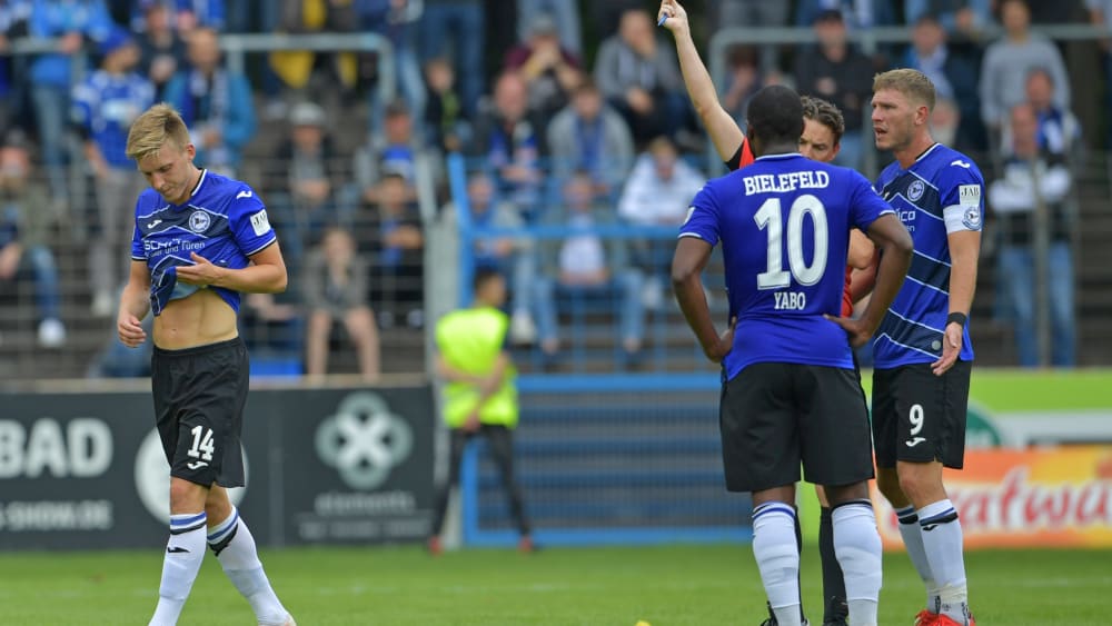 Rot für Mittelfeldmann Edmundsson (li.): Trotzdem verlor Arminia Bielefeld gegen Norwich City nicht.