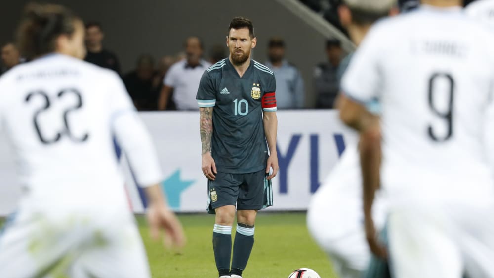 Lionel Messi (Argentinien, in der Mitte) beim Freistoß.