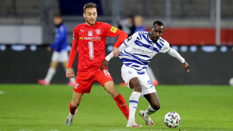 DUISBURG, GERMANY - NOVEMBER 17: (L-R) Michael Eberwein of Halle challenges Wilson Kamavuaka of Duisburg during the 3. Liga match between MSV Duisburg and Hallescher FC at Schauinsland-Reisen-Arena on November 17, 2020 in Duisburg, Germany. (Photo by Christof Koepsel/Getty Images for DFB)