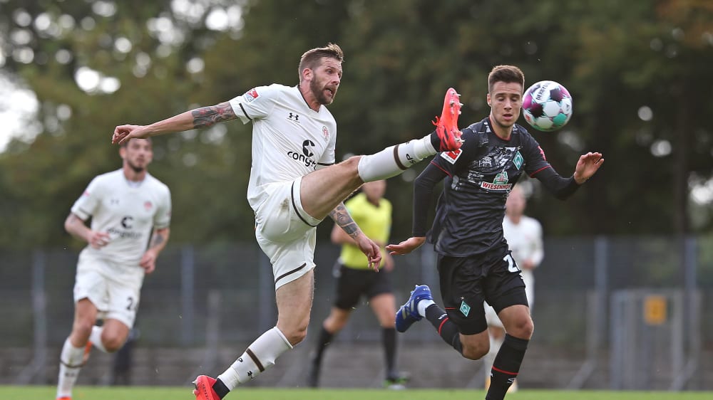 St. Paulis Neuzugang Guido Burgstaller (li.) hat gute Chancen auf die Startelf.