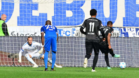 Eiskalt: Julian Green verwandelte einen skurrilen Handelfmeter souverän zum zwischenzeitlichen 1:2.