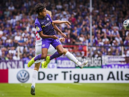 Luftkampf: Osnabrücks Felix Agu im Zweikampf mit Konrad Laimer (hinten).