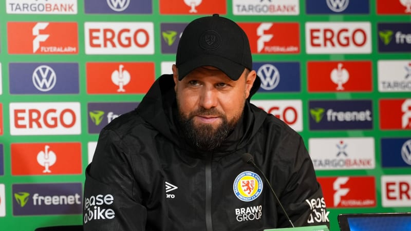 August 27, 2025, Braunschweig, Lower Saxony, Germany: Eintracht Braunschweig Head Coach HEINER BACKHAUS during the post-game press conference, PK, Pressekonferenz after the first round DFB-Pokal match between Eintracht Braunschweig and VfB Stuttgart on August 26, 2025, in Braunschweig, Germany. The match finished 4-4 after extra time before Stuttgart won 8-7 on penalties. Braunschweig Germany - ZUMAc201 20250827_zap_c201_003 Copyright: xScottxColemanx