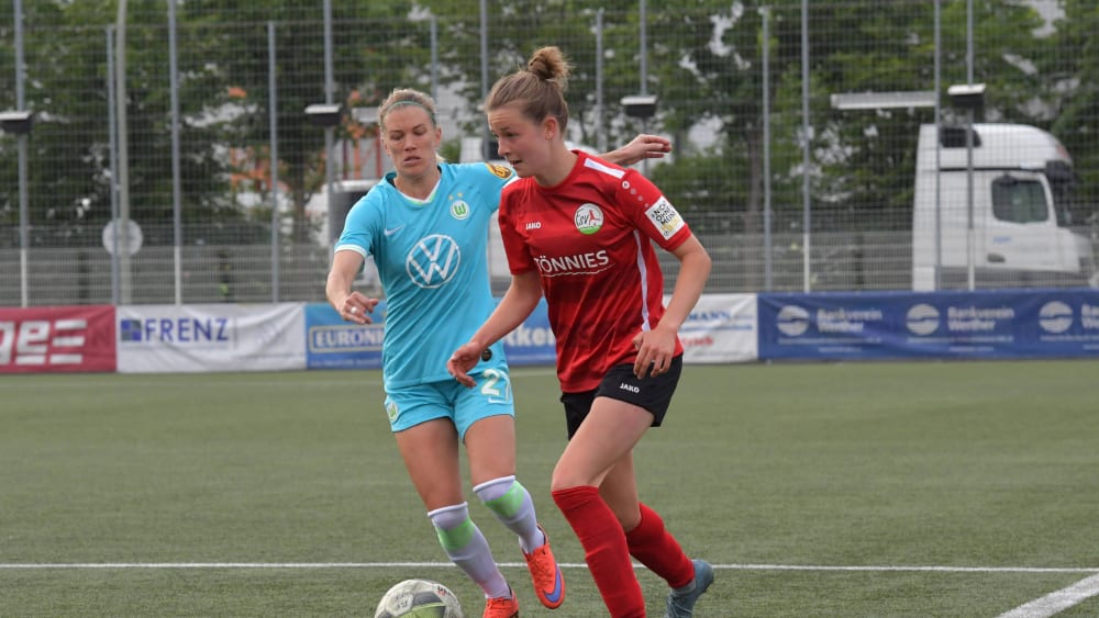 Neu bei der SGE: Anna Aehling (FSV Gütersloh, re.), hier gegen Lara Dickenmann (VfL Wolfsburg)