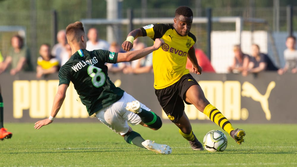 Dortmunds Youssoufa Moukoko setzt sich im ersten Halbfinale gegen Wolfsburgs Nikolas Hofmann durch.