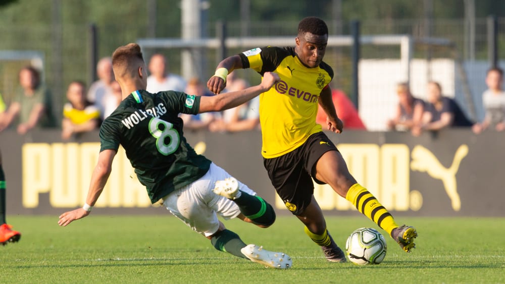 Youssoufa Moukoko (r.) gegen Nikolas Hofmann