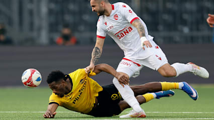 Der FC Thun geht in den Zweikämpfen resolut zur Sache.
