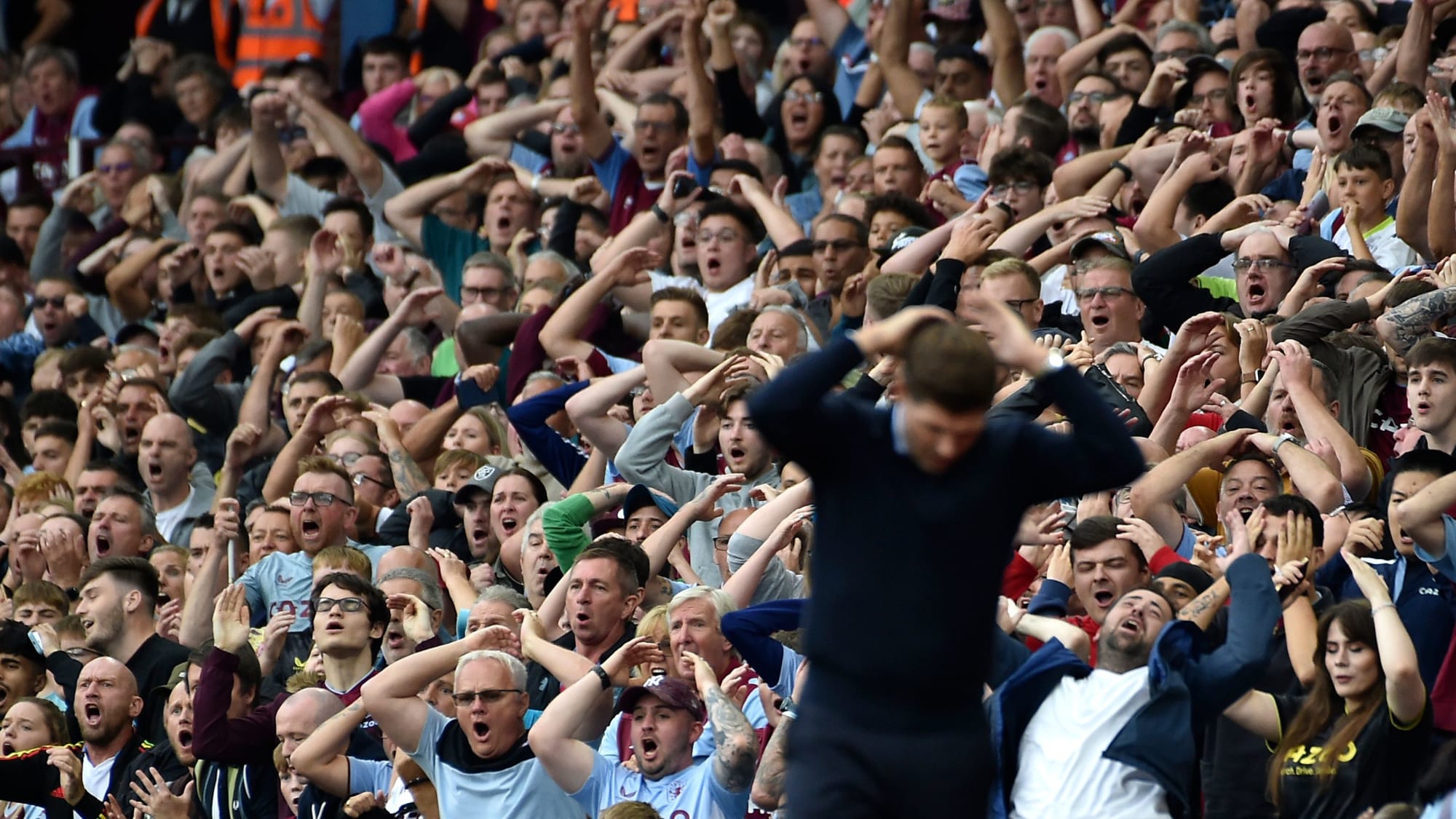 Das kollektive Entsetzen wurde während der Partie zwischen Aston Villa und Manchester City festgehalten.