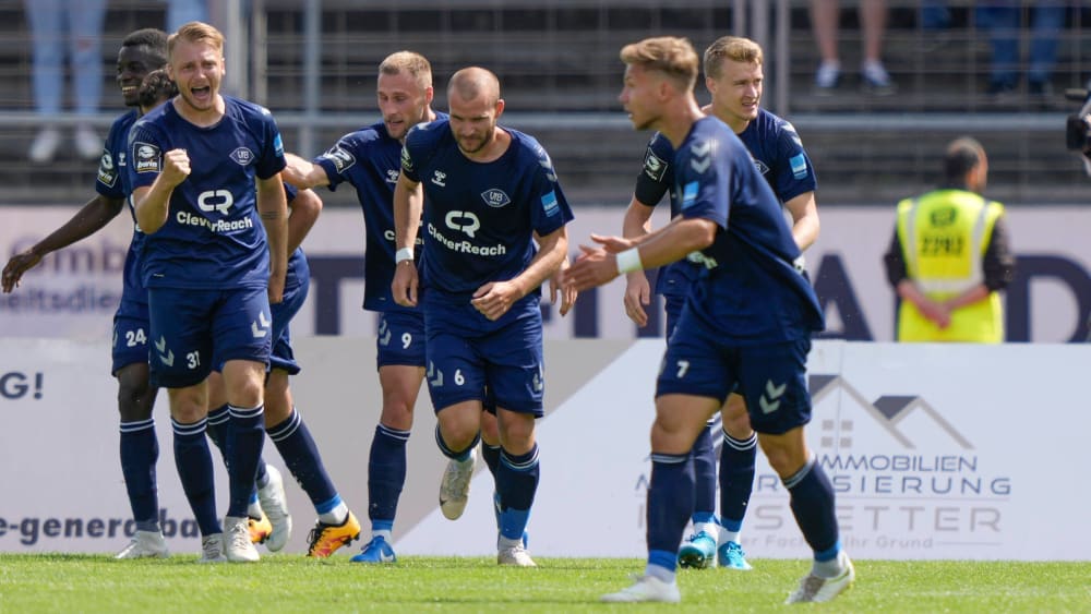 Routinier Starke lässt sich nach seinem Ausgleichstreffer für Oldenburg im Spiel gegen den SV Meppen feiern.