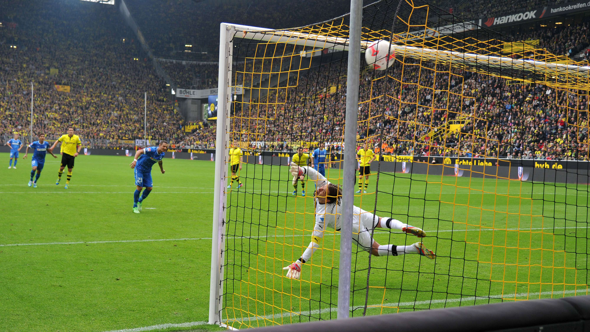 Sejad Salihovic trifft in Dortmund gegen Roman Weidenfeller.