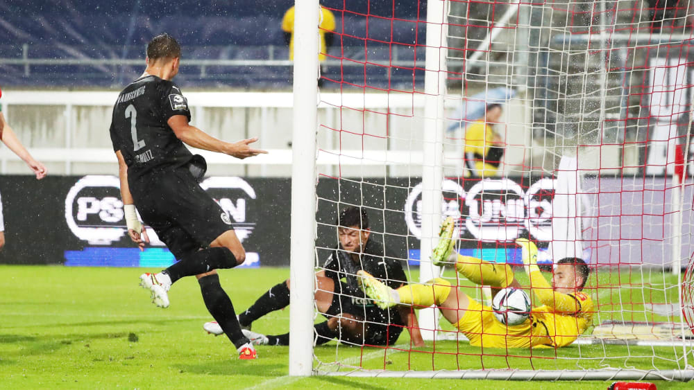 Entscheidender Treffer: Jannis Nikolaou (Mitte) trifft im Fallen zum 2:0 für Braunschweig. 