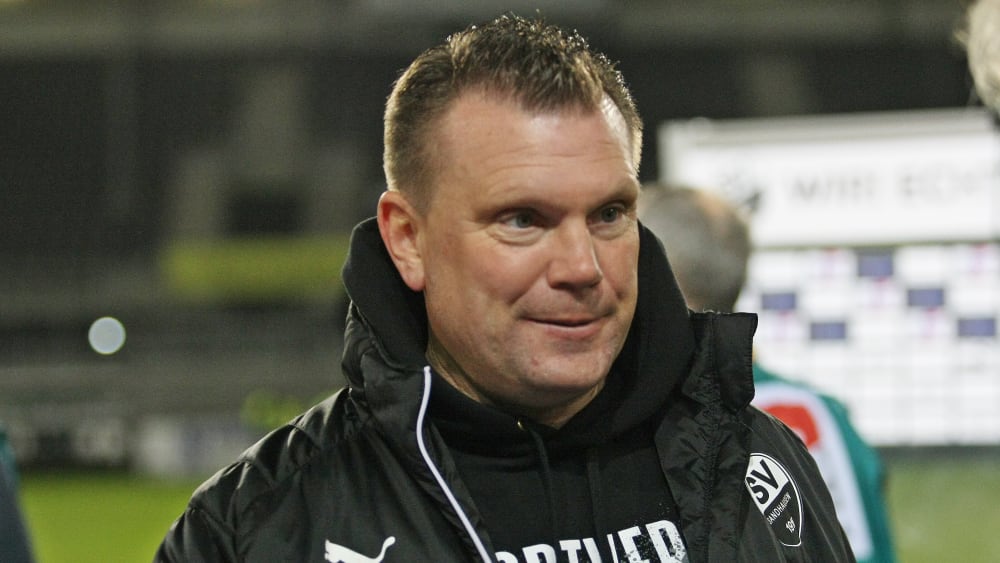 Sandhausens Coach Uwe Koschinat grinst nach dem Spiel.