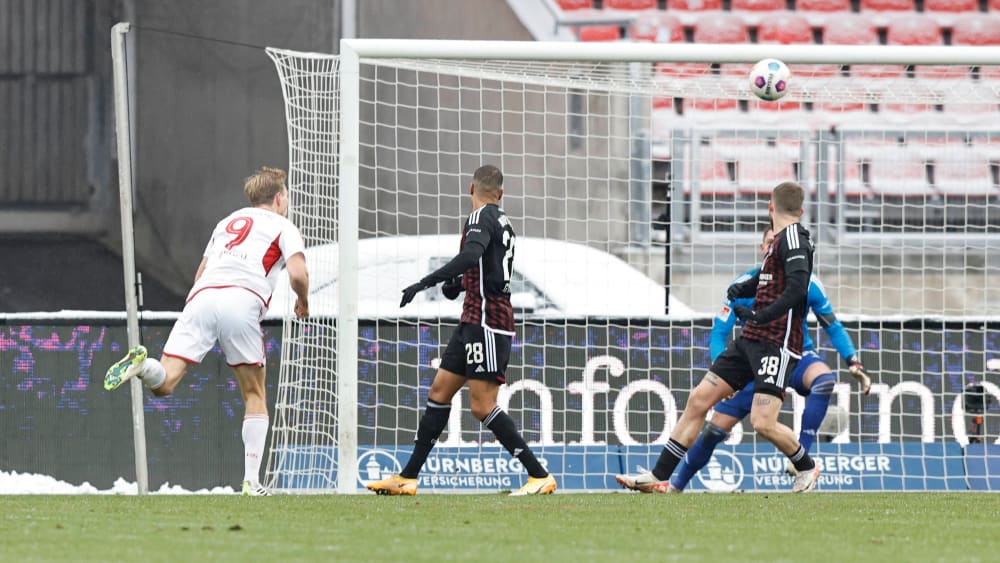Vincent Vermeij (li.) erzielt mühelos das 1:0 für Fortuna Düsseldorf im Auswärtsspiel beim 1. FC Nürnberg.