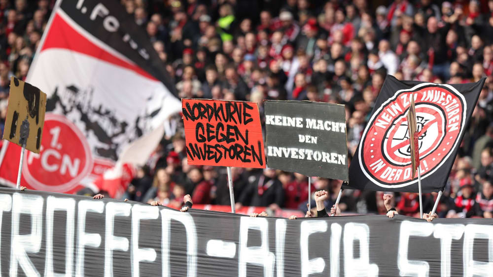 Fans in Nürnberg haben am Sonntag im Stadioninnenraum protestiert.