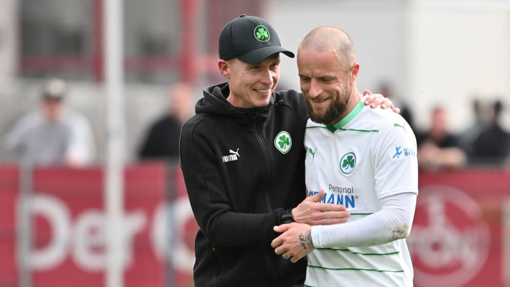 Petr Ruman, der Trainer SpVgg Greuther Fürth II, herzt seinen Derbyhelden Daniel Adlung.