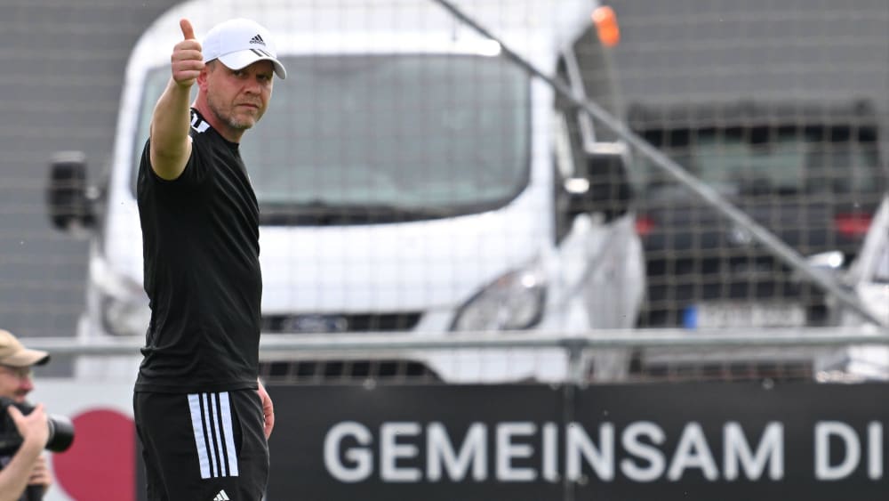 Daumen hoch: FCN-Coach Andreas Wolf ist derzeit zufrieden mit seinen Jungs.