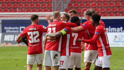 Fünfmal jubeln: Kickers Offenbach (Archiv-Foto) gelang gegen Homburg am Ende beinahe alles.
