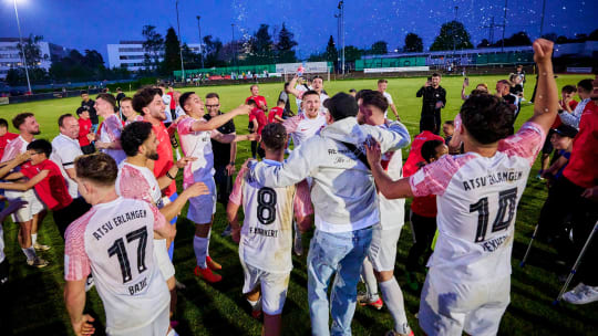 Jubel nach Spielende: Der ATSV bucht ein weiteres Jahr in der Bayernliga.