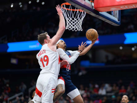24 marca 2025 r.; Waszyngton, D.C.; Washington Wizards straż Jordan Poole (13) na obręczy przeciwko Toronto Raptors w drugim kwartale na Capital One Arena. Obowiązkowy kredyt: Obrazy Reggie Hilder