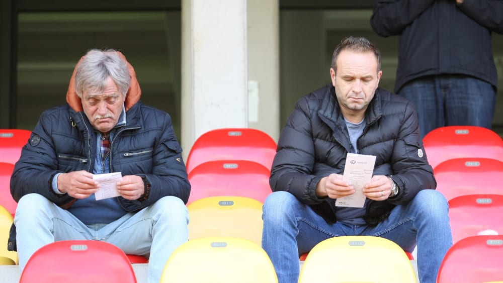 Dieter Ferner und Dirk Lottner auf der Tribüne