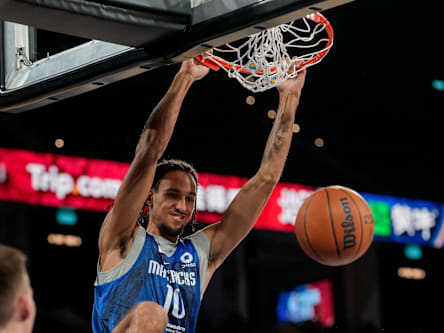 Zaccharie Risacher vor einem Spiel der Mavericks in China.
