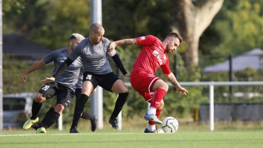 Velibor Velemir (rot) ist einer von drei Neuzugängen, die der SV Rot-Weiß Hadamar jüngst präsentierte.