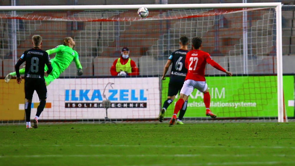 Ausgleich für Zwickau:&nbsp;Torhüter Dominik Reimann schaut nur noch hinterher.