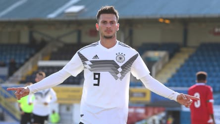 Zwangspause auch für den DFB-Nachwuchs. Hier jubelt Leon Dajaku bei einem U-19-Länderspiel im Oktober.