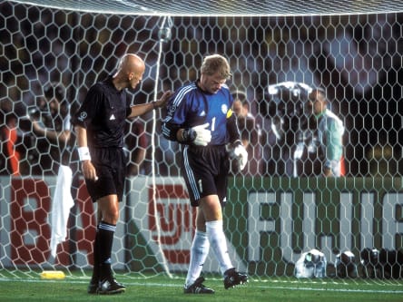 Protagonisten des WM-Finals 2002: Pierluigi Collina und Oliver Kahn.