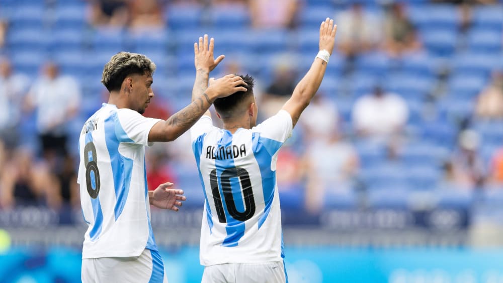 Primer partido de cuartos de final: Thiago Almada (derecha) celebra su gol para poner el 1-0.
