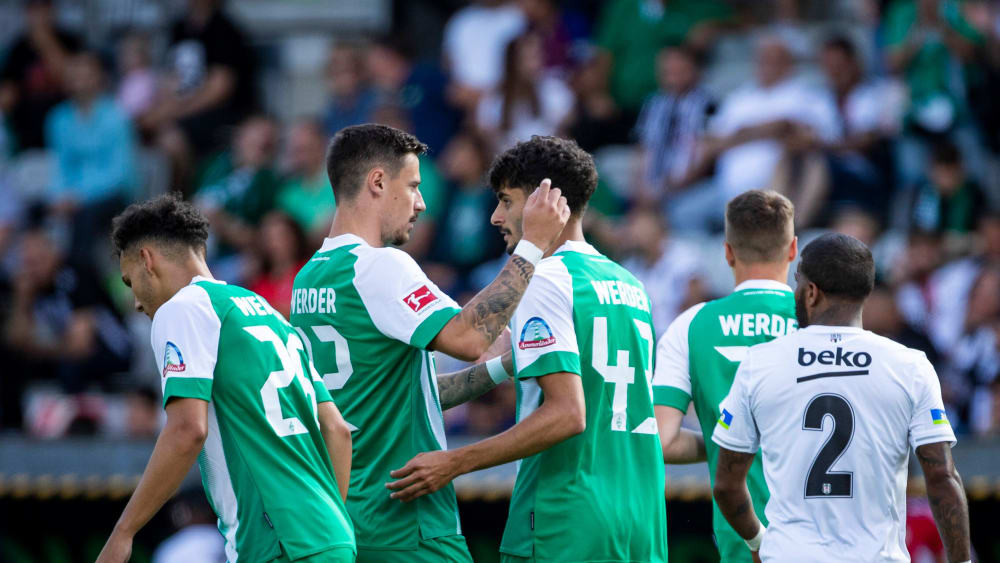 Erzielte die zwischenzeitliche Führung für Werder: Bremens Stürmer Eren Dinkci (3. v. l.) wird von Marco Friedl geherzt.
